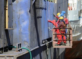 Tραυματισμός τριών ατόμων κατά τη διάρκεια ναυπηγοεπισκευαστικών εργασιών στο Πέραμα