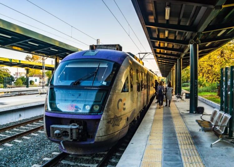 Hellenic Train/Φωτιά τώρα: Λόγω της πυρκαγιάς στην Αθηνών -Κορίνθου απαγορεύτηκε η κυκλοφορία των τρένων του προαστιακού (vid)