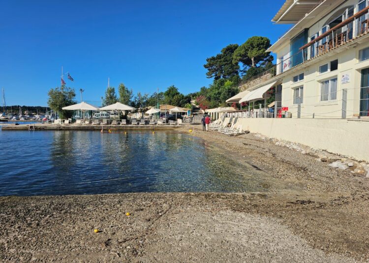Επέμβαση κλιμακίου Κτηματικής Υπηρεσίας και ΕΛΑΣ σε παραλία στην Κέρκυρα- εντοπίστηκαν παραβάσεις