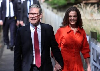 Έτοιμοι να ενσαρκώσουν την «αλλαγή» οι Εργατικοί στη Βρετανία μετά τη νίκη τους στις εκλογές