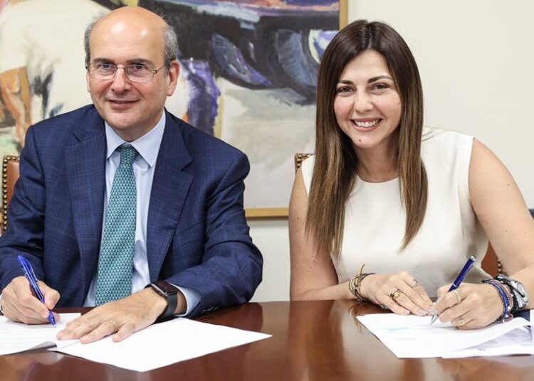 Χατζηδάκης -Ζαχαράκη υπέγραψαν ΚΥΑ:  Άτομα με αναπηρία εντάσσονται στον Εξωδικαστικό Μηχανισμό