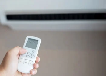 Καύσωνας: Πόσο ρεύμα καίει το κλιματιστικό και πόσο ο ανεμιστήρας με τις τωρινές τιμές