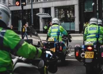 Φρικτή τριπλή δολοφονία στη Βρετανία: Η σύζυγος και οι κόρες σχολιαστή του BBC τα θύματα της δολοφονίας με βαλλίστρα – Ψάχνουν τον δράστη