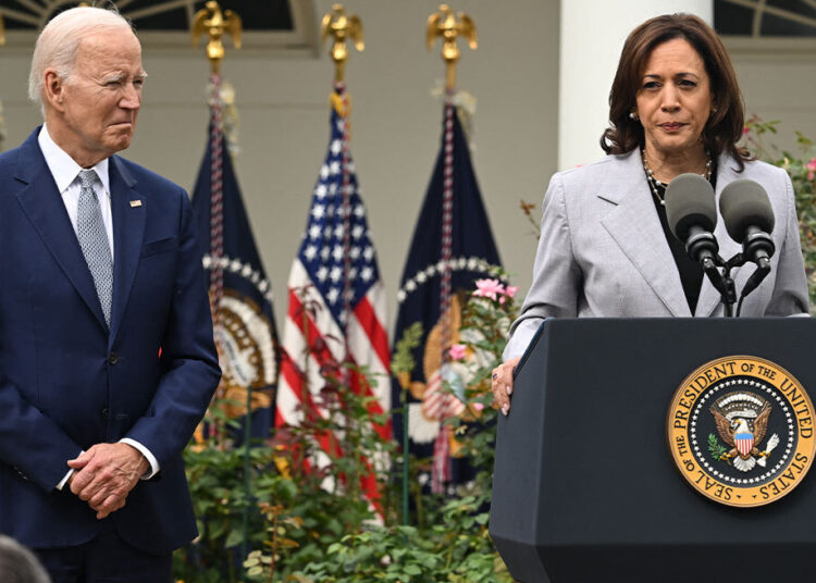 Παραίτηση Μπάιντεν: Η Χάρις φόρεσε το «δαχτυλίδι» – «Θα νικήσουμε»