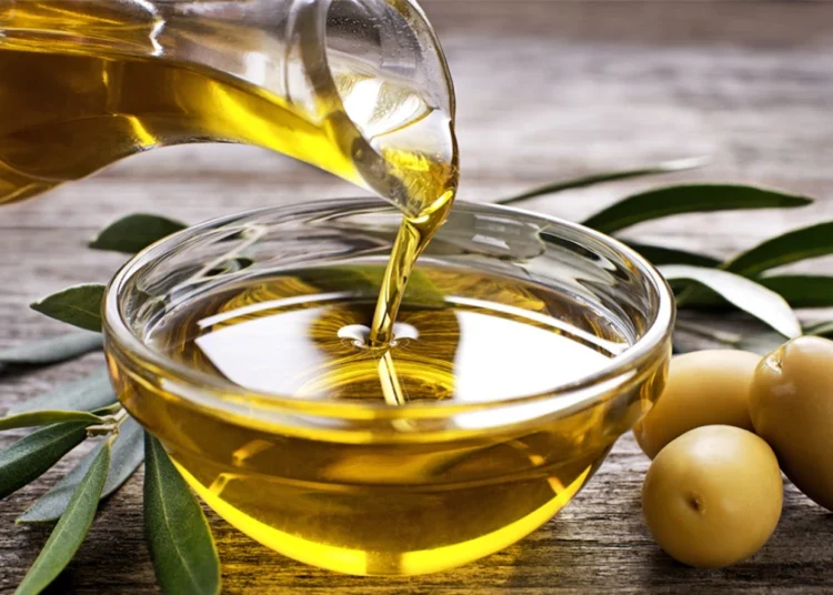 Ελαιόλαδο/Νέα πτώση στις τιμές: Γιατί η χαμηλότερη τιμή δεν περνά… στο ράφι