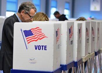 ΗΠΑ Εκλογές: Στήθος με στήθος Τραμπ – Χάρις στην κούρσα για την προεδρία