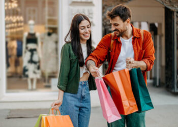 Θερινές εκπτώσεις 2024: Ανοιχτά σήμερα Κυριακή τα μαγαζιά