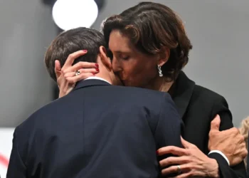 Γαλλία/Μακρόν: Αντιδράσεις για το φιλί του με την υπουργό Αθλητισμού