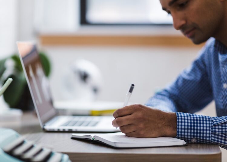 Εξαήμερη εργασία: Μόνο μία στις έξι επιχειρήσεις πληροί τις προϋποθέσεις για το νέο καθεστώς