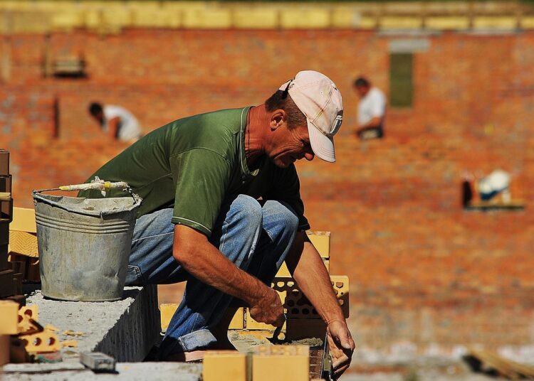 Εξαήμερη εργασία: Μόνο μία στις έξι επιχειρήσεις πληροί τις προϋποθέσεις για το νέο καθεστώς