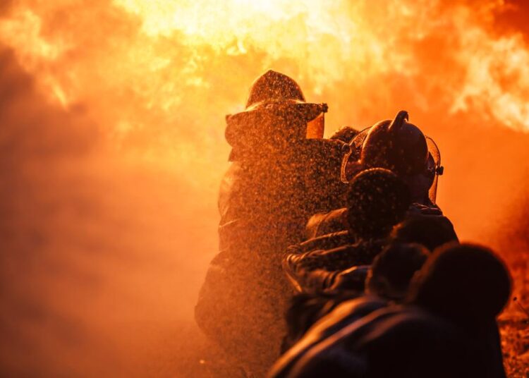 Hellenic Train/Φωτιά τώρα: Λόγω της πυρκαγιάς στην Αθηνών -Κορίνθου απαγορεύτηκε η κυκλοφορία των τρένων του προαστιακού (vid)