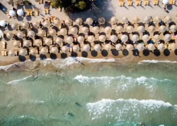 ΙΕΛΚΑ/ Έρευνα: Μόλις 1 στους 2 μπορεί φέτος να πάει διακοπές