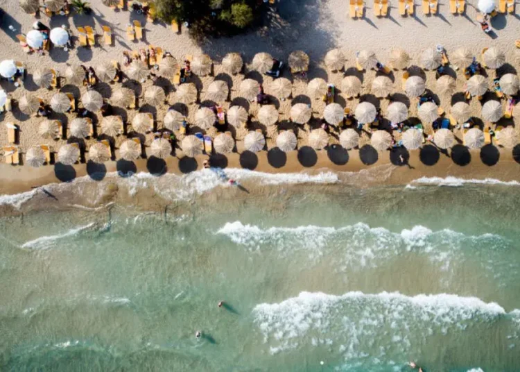 ΙΕΛΚΑ/ Έρευνα: Μόλις 1 στους 2 μπορεί φέτος να πάει διακοπές