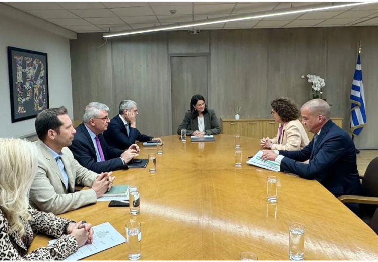 Συνάντηση Κεραμέως με εκπροσώπους του ΣΒΕ: Στο επίκεντρο η ψηφιακή κάρτα εργασίας