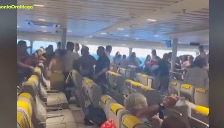 Τήνος: Άγρια συμπλοκή σε πλοίο της γραμμής – 14 προσαγωγές (vid)