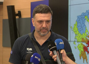 Κικίλιας για πυρκαγιές: Βελτιωμένη η κατάσταση σε Διόνυσο και Βαρνάβα – 670 πυροσβέστες στη μάχη