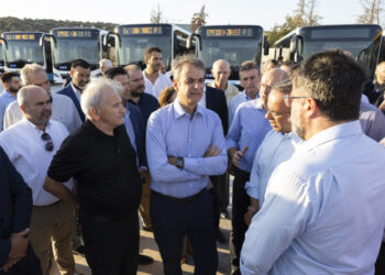 ΟΑΣΑ: Επίσκεψη του Πρωθυπουργού Κυριάκου Μητσοτάκη στο αμαξοστάσιο στο Κορωπί