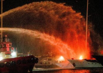 Μαρίνα Ζέας/ Κατασβέστηκε η φωτιά: Κάηκαν πολυτελή σκάφη (vid)