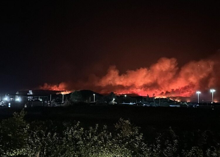 Φωτιά τώρα: Δύσκολη νύχτα στον Βαρνάβα – Εκκενώθηκαν Γραμματικό, Σταμάτα, Ροδόπολη, Αμυγδαλέζα (vid&pic)