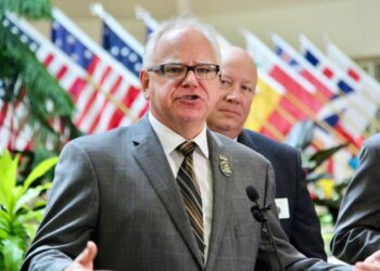 ΗΠΑ: Η Κάμαλα Χάρις διάλεξε τον Tim Walz ως υποψήφιο αντιπρόεδρο