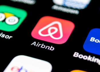 ΑΑΔΕ: Στο στόχαστρο ιδιοκτήτες ακινήτων που νοικιάζουν μέσω Airbnb, Booking και VRBO