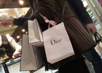 Dior/Armani: Στο στόχαστρο των αρχών για την εκμετάλλευση εργαζομένων- Καταγγελίες για κακές συνθήκες εργασίας
