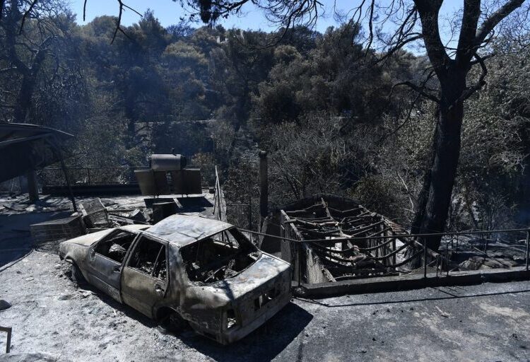 Φωτιά στην Αττική: Στάχτη σχεδόν 100 σπίτια