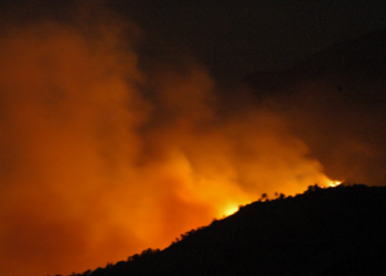Φωτιά στην Ύδρα/Ομολόγησε ο καπετάνιος: «Εγώ έριξα τα πυροτεχνήματα»