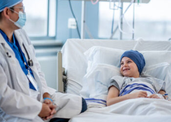 Guardian/Ιστορικό επίτευγμα: Άρχισαν οι δοκιμές του εμβολίου για τον καρκίνο του πνεύμονα