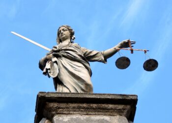 Φρίκη στον Κολωνό: 44χρονος βίαζε 16χρονη φίλη του γιου του