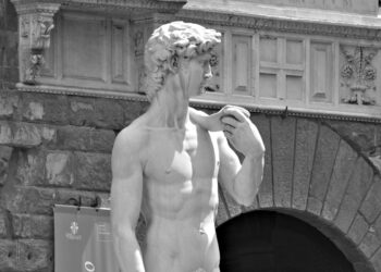 Ο καθηγητής που παρατήρησε στα αρχαιοελληνικά αγάλματα κάτι που δεν είχε δει κανείς εδώ και 2.500 χρόνια!