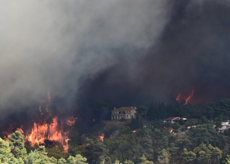 Ανεξέλεγκτη η φωτιά στην Αττική: Εκκενώνονται 2 νοσοκομεία στην Πεντέλη – Μάχη δίνουν 32 εναέρια μέσα – Σε ετοιμότητα 6 περιοχές (vid&pic)