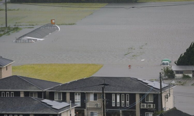 Ιαπωνία: Χάος από τους τυφώνες, με πάνω από 4 εκατ. ανθρώπους να εκκενώνουν τις περιοχές τους