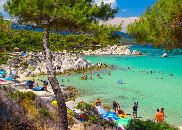 Χαλκιδική /Υπερτουρισμός: Μαζικός αλλά όχι ποιοτικός – Μικρά τα οικονομικά οφέλη