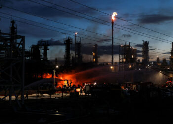 Motor Oil: Σε επιφυλακή παρέμειναν καθ’ όλη τη διάρκεια της νύχτας οι δυνάμεις της Πυροσβεστικής