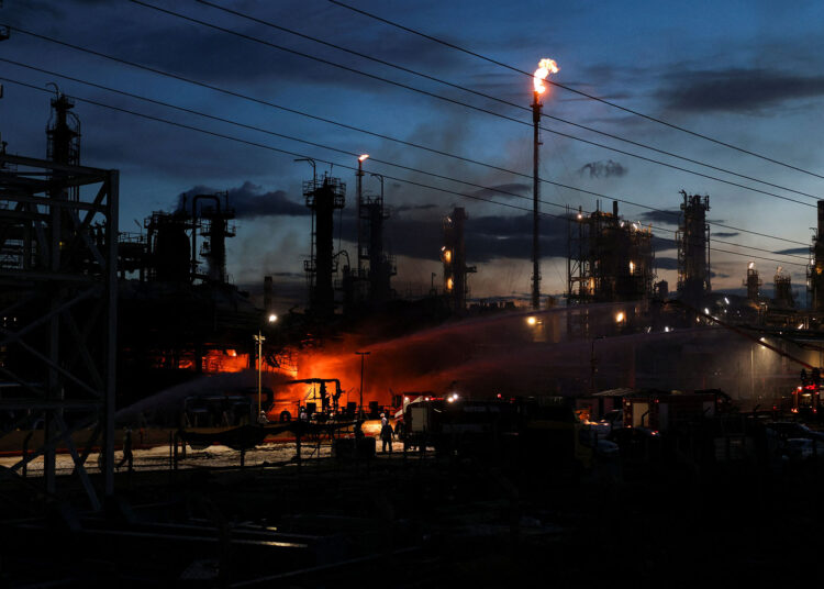 Motor Oil: Σε επιφυλακή παρέμειναν καθ’ όλη τη διάρκεια της νύχτας οι δυνάμεις της Πυροσβεστικής