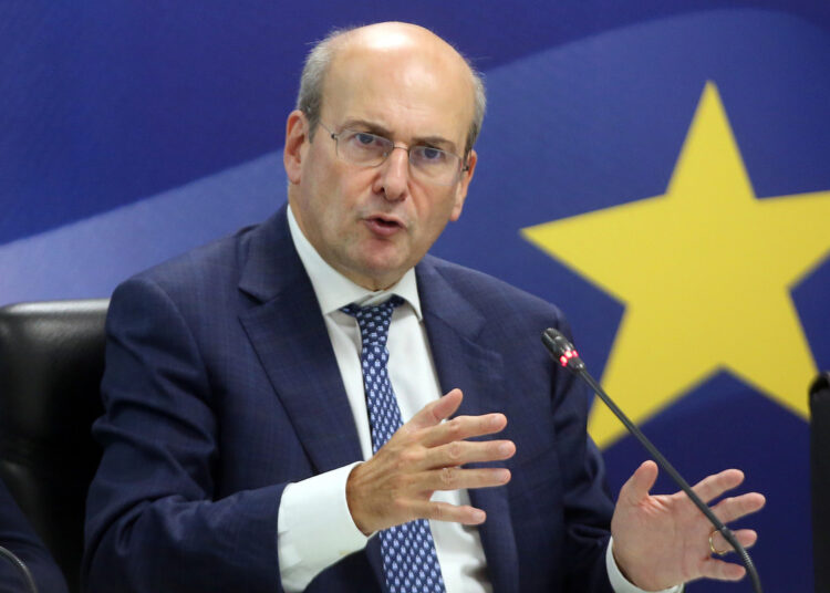 Κωστής Χατζηδάκης: Πρωτογενές πλεόνασμα 2,4% για το 2024 – Οι στόχοι στο Μεσοπρόθεσμο