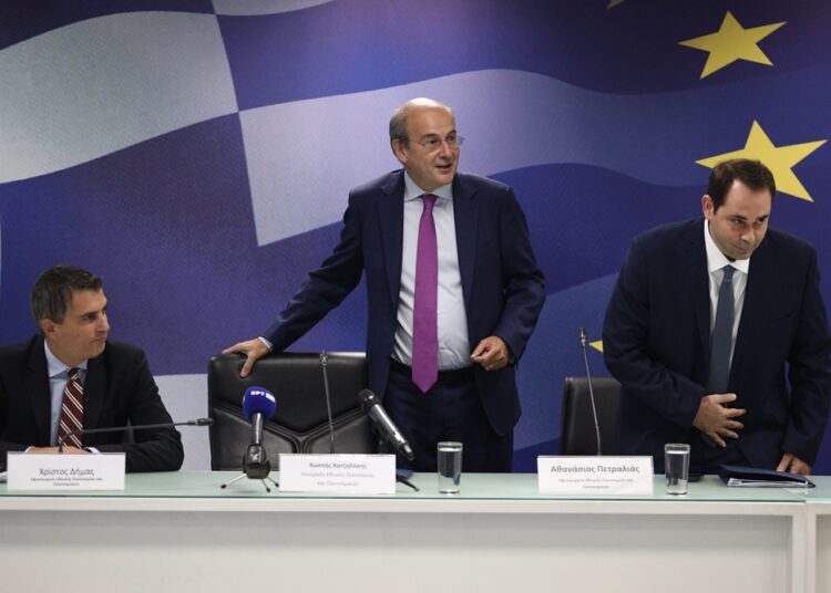 Χατζηδάκης: Αυτές είναι οι 12 αυξήσεις αποδοχών και οι 12 νέες μειώσεις φόρων