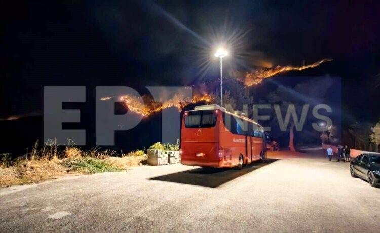 Νύχτα εφιάλτης στην Κορινθία: Βρέθηκαν δύο νεκροί στην Άνω Πιτσά – Εκκενώθηκαν οικισμοί, κάηκαν σπίτια, νέο 112