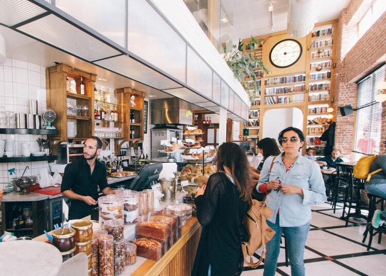 Ελεύθεροι επαγγελματίες: Τι κερδίζουν από την κατάργηση του τέλους επιτηδεύματος – Τι αλλάζει στο τεκμαρτό εισόδημα