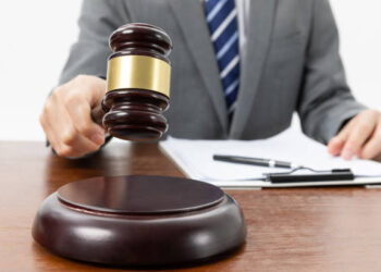 «Καταιγίδα» σφυριών τον Σεπτέμβριο: Έρχονται πλειστηριασμοί για γνωστά ονόματα και επιχειρήσεις