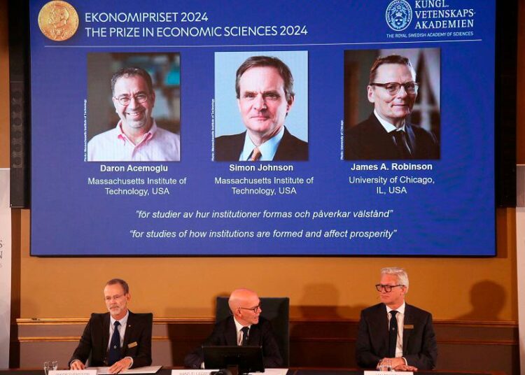 Νόμπελ Οικονομίας: Τιμήθηκαν οι Ντάρον Ατζέμογλου, Σάιμον Τζόνσον και Τζέιμς Α. Ρόμπινσον