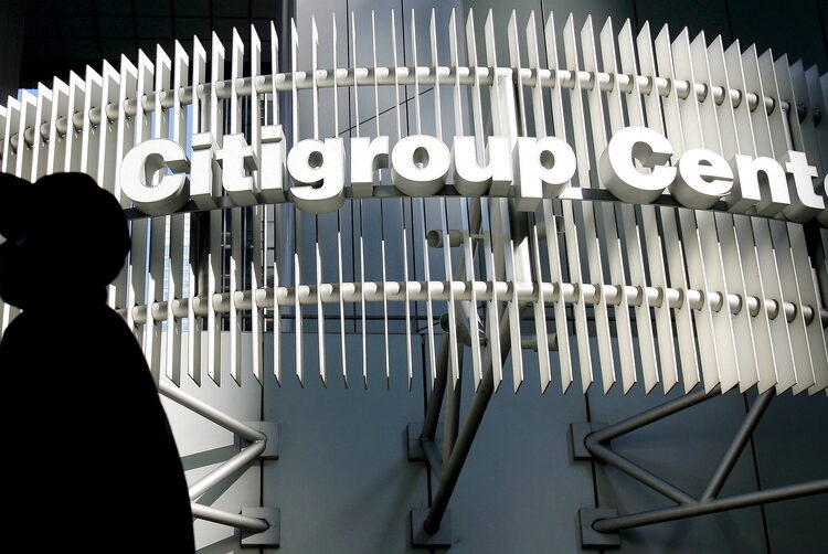 Citi: «Πάνω από τον πήχη» η παγκόσμια οικονομία, προβληματική η Ευρωζώνη – Τί πέτυχαν Ελλάδα και Ισπανία