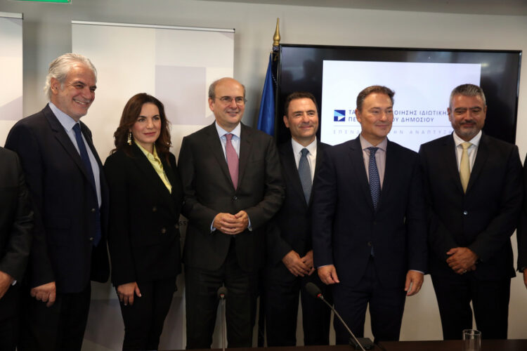 Ο υπουργός Εθνικής Οικονομιας και Οικονομικων Κωστης Χατζηδάκης (3-Α), ο υπουργός Ναυτιλίας και Νησιωτικής Πολιτικης Χρήστος Στυλιανίδης (1-Α), η υπουργός Τουρισμού Όλγα Κεφαλογιάννη (2-Α),  ο ΔΣ του ΤΑΙΠΕΔ Δημητρης Πολίτης (3-Δ), ο ΔΣ της Lamda Development   Αχιλλέας Αθανασίου (2Δ) και ο  ΔΣ της Lamda Marinas Invasrments Σταύρος Κατσικάρης (1-Δ) στην υπογραφή της σύμβασης της Μαρίνας μεγάλων σκαφών αναψυχής εντός του Οργανισμού Λιμένος Κέρκυρας, Τετάρτη 30 Οκτωβρίου 2024. ΑΠΕ-ΜΠΕ/ΑΠΕ-ΜΠΕ/Αλέξανδρος Μπελτές