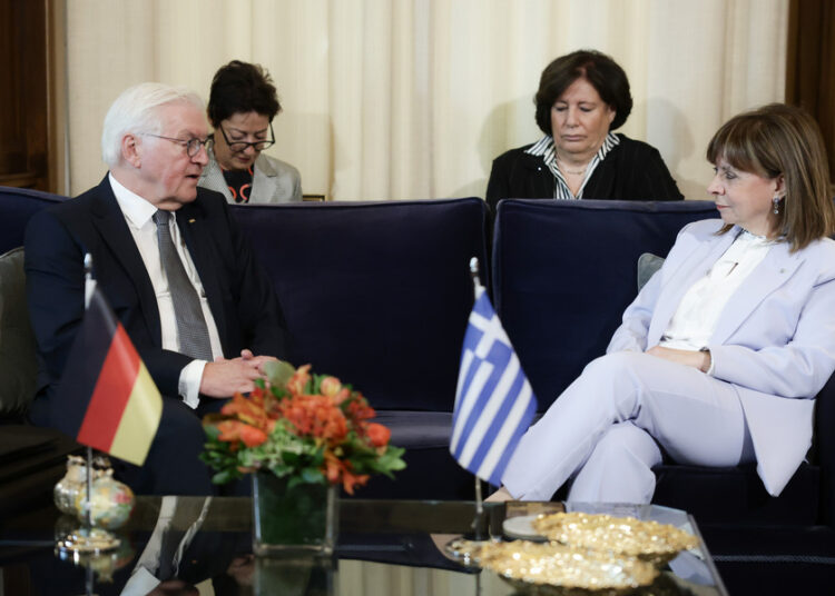 «Λήξαν» θεωρεί νομικά το θέμα των γερμανικών αποζημειώσεων ο Γερμανός Πρόεδρος Στάινμαϊερ