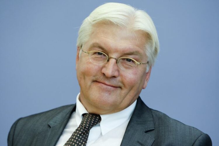 Bundesaussenminister Frank-Walter Steinmeier informiert am Dienstag, 11. August 2009, auf einer Pressekonferenz in Berlin die Medien ueber die allgemeine Lage. (AP Photo/Markus Schreiber) --- 
German Foreign Minister Frank-Walter Steinmeier briefs the media during a news conference in Berlin, Tuesday, Aug. 11, 2009. (AP Photo/Markus Schreiber)