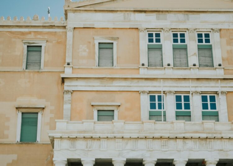Το παράθυρο της Βουλής παραμένει μόνιμα κλειστό