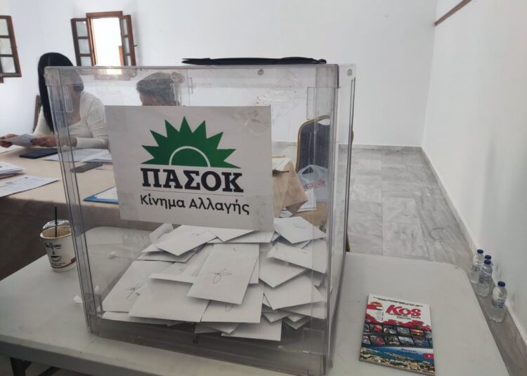Εκλογές στο ΠΑΣΟΚ: Ανδρουλάκης ή Δούκας: Άνοιξαν οι κάλπες για τον β’ γύρο των εσωκομματικών εκλογών