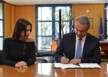 Χρήστος Σταϊκούρας: Υπογραφή Τροποποίησης της Σύμβασης Προμήθειας 100 αρθρωτών αστικών οχημάτων 18 μέτρων, συμπιεσμένου φυσικού αερίου (CNG