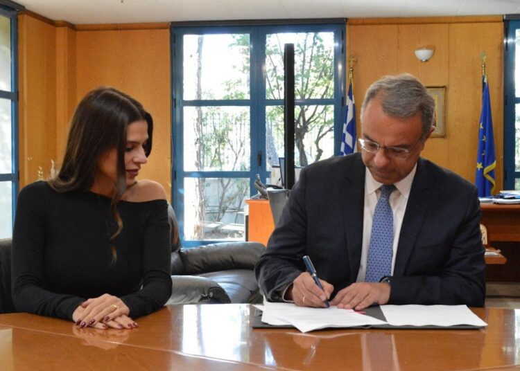 Χρήστος Σταϊκούρας: Υπογραφή Τροποποίησης της Σύμβασης Προμήθειας 100 αρθρωτών αστικών οχημάτων 18 μέτρων, συμπιεσμένου φυσικού αερίου (CNG